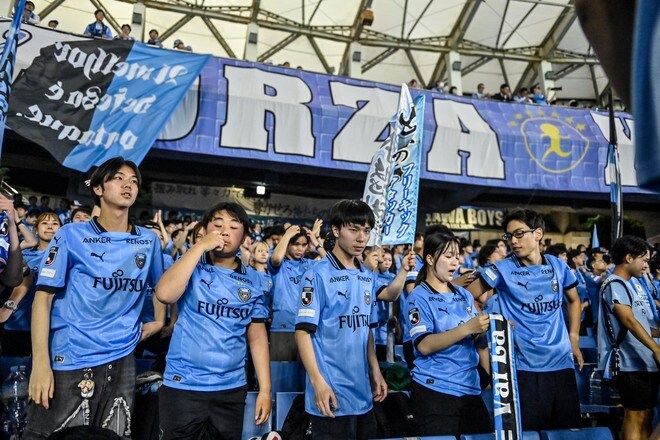 【サポーターアルバム】水曜開催の横浜FC戦に2万人が駆け付けた川崎フロンターレのサポーター写真47枚！ 勝利後の笑顔ショット「川崎フロンターレー横浜FC」の画像020