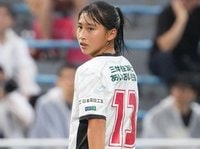 16歳の“至宝”角谷瑠菜が圧巻3人抜き｢レベチすぎ｣の緩急自在ドリブル＆クロス！ 18歳FW根津里莉日のWEリーグ初ゴールをアシスト！｢ジェフ千葉レディースの宝だね｣<br />