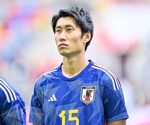「さすがに可愛すぎる」「神ショット」サッカー日本代表・鎌田大地の"ピース写真"にファン歓喜！ ウィンク写真に続くフランクフルト公式の投稿に「カワイイキャンペーン中なの?」の声もの画像