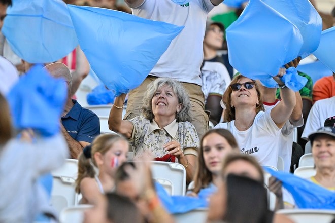 パリ五輪・サッカー日本代表サポーターが試合会場スタジアムを「青いゴミ袋でジャック」した衝撃アイデア！ フランス＆対戦相手のファンも巻き込んで“まさかの光景”作り上げるの画像011