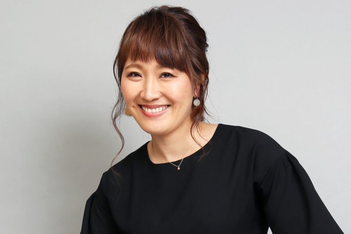 ｢毛先の外はね具合もナイスです｣元なでしこ丸山香里奈、腰まで伸びた髪をバッサリ&夫とペアルックのご機嫌ショットに｢かわちぃ〜 似合いすぎます〜｣の声