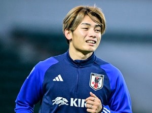 「これだけで体幹の強さが分かるの凄いなw」「注目すべきは綺世のけっ…大臀筋」サッカー日本代表FW上田綺世、2人1組ストレッチで「姿勢の美しさ」が話題に！ ファンから驚きの声上がるの画像