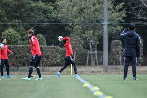 大住良之の「この世界のコーナーエリアから」第102回「ワールドカップでも普通に見逃される反則とは?」(3)投げ手とルールのいたちごっこの画像