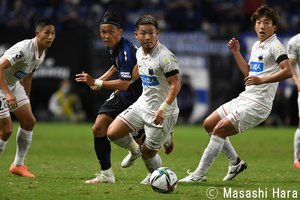 「漫画のような落ち方」コンサドーレ札幌FWが圧巻の「ドライブシュート」で湘南ベルマーレを撃破!ホーム初勝利に導く「月間ベスト級ゴール」とは?【動画】の画像