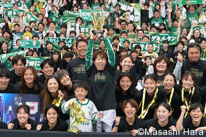 ベレーザ歓喜の瞬間にレジェンド2人も駆けつけた！｢サッカーの神様っているんですね｣今季限りで引退のDF岩清水梓が息子と掲げた優勝トロフィー【RB大宮アルディージャWOMEN vs日テレ・東京ヴェルディベレーザ】激闘PHOTOギャラリーの画像008