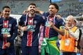 運命の大一番！サッカー日本代表・伊東純也、中村敬斗、関根大輝が語った｢世界一のクラブ｣と｢降格プレーオフ｣(2)敬斗＆純也メダル記念ショットと先制点｢カードをもらってもいい｣プレー【激闘後21連写】の画像011
