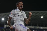 「かなりやばい」!! バルセロナにサッカーブラジル代表DFダニエウ・アウベスが訪問!! 「こういうのにも弱い」レジェンドの訪問に「1万6000超いいね」の大反響の画像