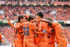 「なんだこのかわいい作業着姿は」J1清水が公開した恒例の「他業種コスプレ姿」が大反響！「「ベテラン社員感」が違和感なし！」「違和感が無さすぎるw」の声が出たお似合い選手とはの画像