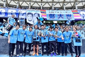 「本当に戻ってきて！」DF谷口彰悟が等々力で川崎サポーター席に登場！ SNSトレンド入りもした現地の熱狂と観客席から飛んだまさかの声…OBが大挙駆けつけた試合での1コマの画像