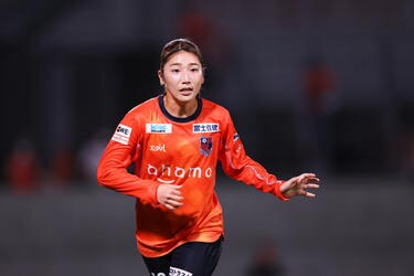 制服姿お似合いで可愛い 大宮アルディージャｖｅｎｔｕｓの仲田歩夢が 母校の高校制服姿 を全身公開 先輩と並んでの制服2ショットに 夢のコラボです とファン歓喜 サッカー批評web