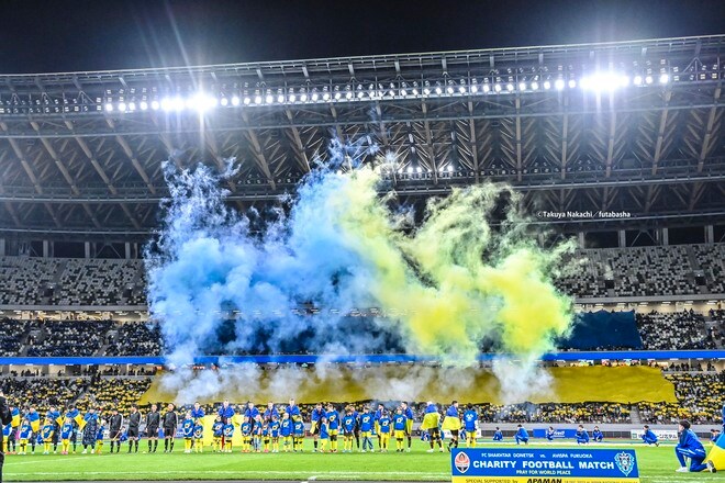 「素敵なコーデ」HKT48人気メンバーによるJ1福岡の試合観戦姿が「ウクライナカラーを表現してる」と称賛浴びる！ 国立競技場でビールデビューと合わせて公開の現地写真の画像