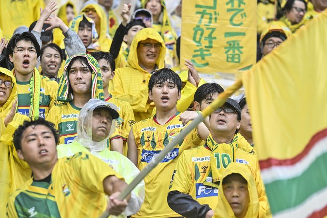 【千葉サポーターアルバム】雨の中で首位堅持のチームを後押しした「ジェフユナイテッド千葉のサポーター写真99枚」！ ゴール裏の熱狂ショット「ジェフユナイテッド千葉ーベガルタ仙台」の画像068