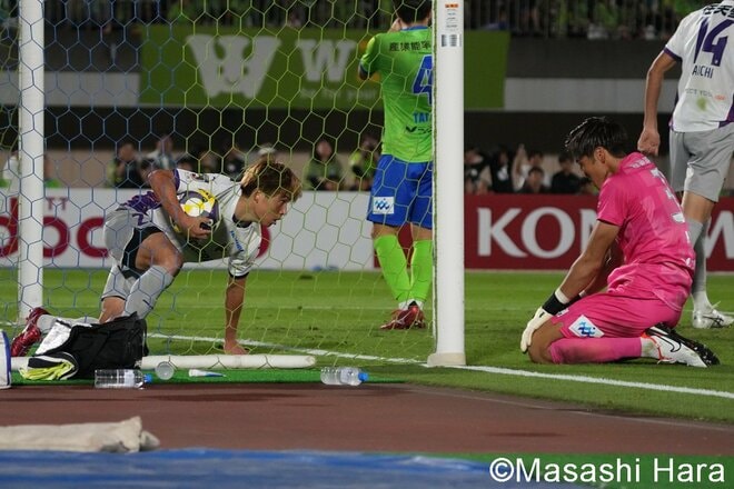 ｢残留｣と｢優勝｣を追い求める激戦！ 湘南FW鈴木章斗のエース証明弾！ PK失敗、一発レッドも京都が執念の同点弾！“痛み分け”の日曜日【湘南ベルマーレvs京都サンガF.C.】激闘PHOTOギャラリーの画像008