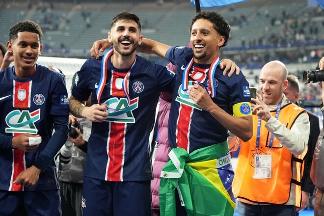 運命の大一番！サッカー日本代表・伊東純也、中村敬斗、関根大輝が語った｢世界一のクラブ｣と｢降格プレーオフ｣(2)敬斗＆純也メダル記念ショットと先制点｢カードをもらってもいい｣プレー【激闘後21連写】の画像011