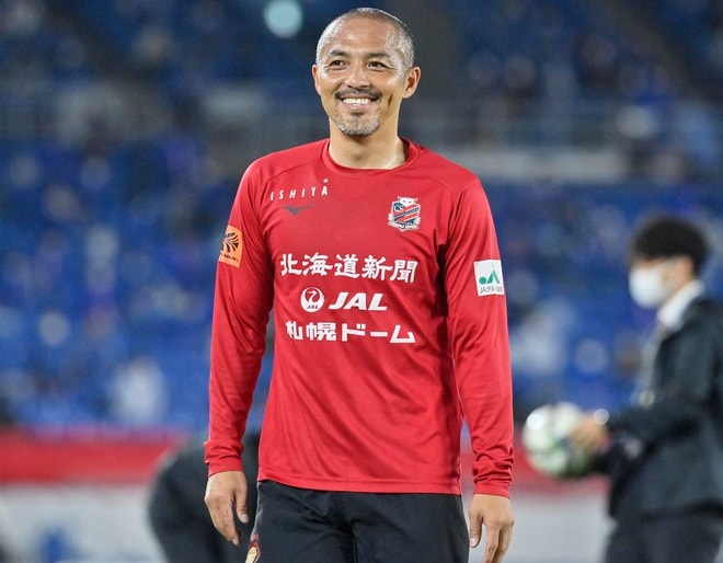 「いつも以上にいい笑顔」北海道コンサドーレ札幌の元サッカー日本代表MF小野伸二が"犬に囲まれて"写真撮影！ ファンから「めっちゃ幸せそう」の声が挙がったレアショットの画像