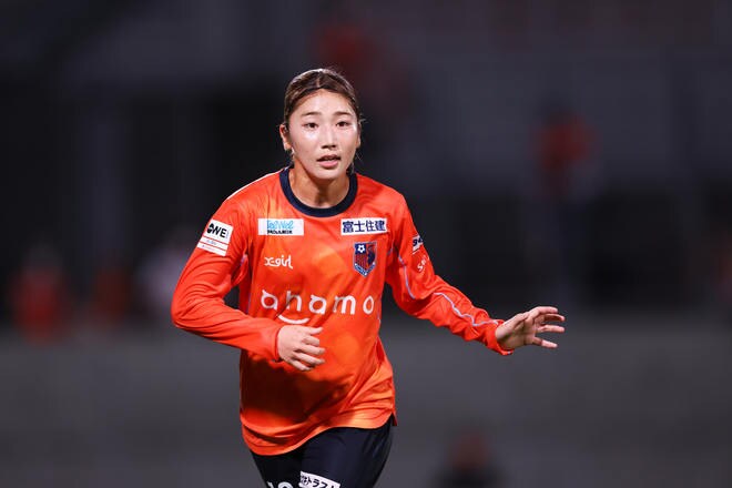 「制服姿お似合いで可愛い」大宮アルディージャVENTUSの仲田歩夢が「母校の高校制服姿」を全身公開! 先輩と並んでの制服2ショットに「夢のコラボです」とファン歓喜!の画像