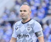 カズVSイニエスタ「レジェンド競演」7000人の目撃者　横浜FCー神戸　PHOTOギャラリー「ピッチの焦点」の画像