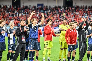 1枚目の写真が面白過ぎるW」日本代表の試合直後の笑顔を収めた公式 
