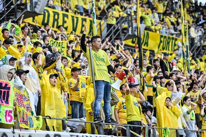 【千葉サポーターアルバム】雨の中で首位堅持のチームを後押しした「ジェフユナイテッド千葉のサポーター写真99枚」！ ゴール裏の熱狂ショット「ジェフユナイテッド千葉ーベガルタ仙台」の画像027