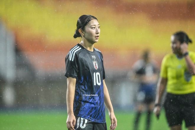 【塩越柚歩アルバム】E-1選手権最終戦で途中出場した「塩越柚歩の写真43枚」！ 雨に濡れながらも見せた華麗なプレー写真「なでしこジャパンー中国代表」の画像043