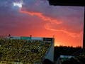 大住良之の「この世界のコーナーエリアから」連載第68回「スタジアムはたそがれどき」(1)バックスタンドの屋根が金色に輝く埼玉スタジアムの画像003