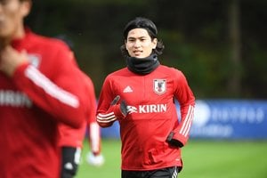 ワールドカップ最終予選ベトナム戦直前！サッカー日本代表・南野拓実「30時間機内閉じ込め」でも不安なし！「1トップの周りにチャンスある」の絶対的信頼の画像