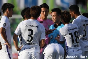 【J1分析】「VARでのレッド」に選手が猛抗議する理由【湘南ベルマーレ対サンフレッチェ広島】「退場の場面で両チームが見せたプロらしさ」(2)の画像