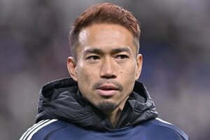 ｢愛を感じる｣アギーレ監督と長友佑都の約10年ぶりの“再会ハグ”がエモい！かつての師弟関係の｢アモーレとアギーレ｣の｢絡まれてるように見えるw｣写真が話題の画像