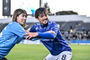 「ペナルティエリア内でレスリングのタックルしちゃダメやろw」吉田沙保里が香川真司に強烈タックル見舞い、記念試合でレッドカードの一発退場！「ずっと笑ってる」とまさかの攻撃に爆笑の声の画像