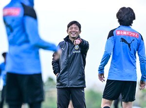 「めちゃくちゃ雰囲気良くて好き！」川崎の沖縄キャンプ“リラックスメニュー”が大盛り上がり！「アキバフェコンビがレベチすぎる笑」「鬼さんめっちゃ楽しそう」の声の画像