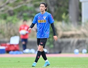 「かっこよ…モデルさんか?!」鳥栖の西川潤らが黒のロングTシャツをシックに着こなす姿に「ビジュが大優勝してる」の声！「顔面が強すぎる」と話題の一枚の画像