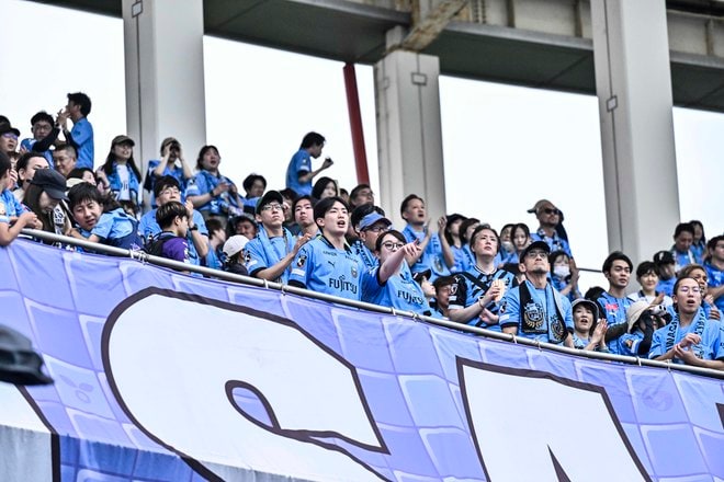 【サポーターアルバム】完封勝利後に笑顔＆万歳見せた「川崎フロンターレの試合後のサポーター写真83枚」！ ホーム連勝を熱狂的サポート「川崎フロンターレーセレッソ大阪」の画像026