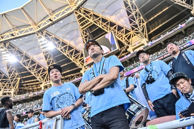 【サポーターアルバム】サウジアラビア・ジェッダ開催のACLE決勝に川崎サポーター700人が集結！ 現地で声援を送ったサポーター写真78枚「アル・アハリー川崎フロンターレ(1)」の画像023