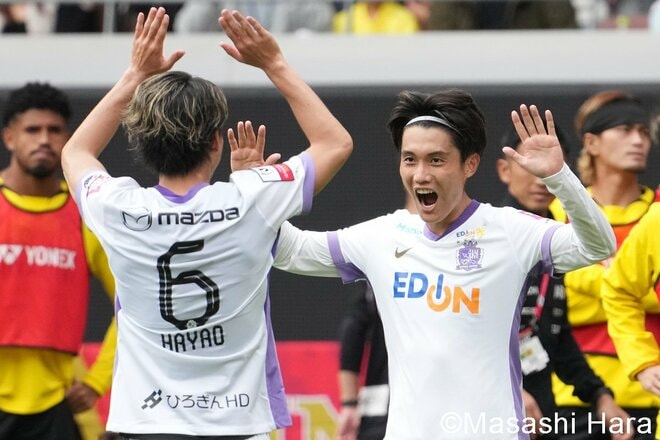 紫と黄色に染まった国立競技場で広島が掲げた歓喜の優勝カップ！ バットマン田中聡のキーマン封じ＆中野就斗のロングスローから荒木隼人の渾身ヘッド＆ジャーメイン良のボレー弾！【サンフレッチェ広島vs柏レイソル】激闘PHOTOギャラリーの画像004