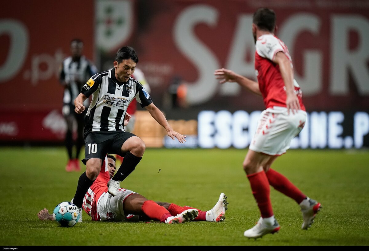 中島翔哉が 圧巻のアシスト サッカー 日本代表 守田英正との日本人対決 でポルティモネンセを救う 同点ゴール を演出 日本人3選手が出場 試合で見せた背番号10の 超絶妙クロス アシストとは 動画 概要 海外サッカー ニュース サッカー批評web