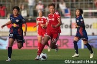 欧州女王に適応したベテランCBの修正力！シュート数互角に見る希望と決定力の差【RB大宮vsバイエルン戦で見えた｢WEリーグ｣の現在地】(2)