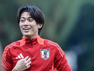 「真顔すぎて」「カッコいいのにシュール」日本代表MF中村敬斗の「真顔過ぎるイルミネーション写真」が話題に！ 久保建英も「なんか辛いなら話聞くよ？」と尋ねる一枚の画像