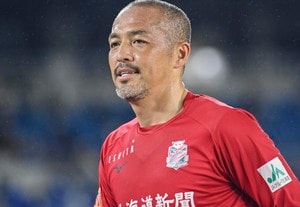 「レジェンドだらけ！」小野伸二が公開した男女の“レジェンド10番”とのツーショットにファン興奮！「まじ最高過ぎます」「ぶちさんとは親交深いのかな？」などの声の画像