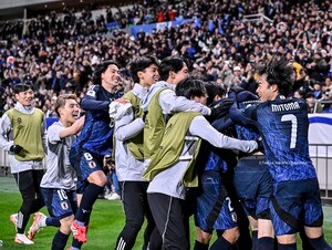 「FIFA公式がポストしていることが胸熱すぎる」FIFAが公開した「新旧・日本代表選手の立場が違ってもしてみせた熱いハグ姿」が大反響！「一枚目あまりにもエモすぎて滝涙」の声の画像