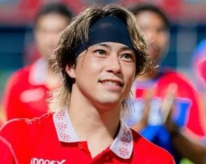 ｢バリバリ現役で夢追いかけてます｣プロサッカー選手の佐野渓、『仮面ライダー鎧武／ガイム』イケメン俳優の双子兄と“お揃い金髪姿”で誕生日報告の画像
