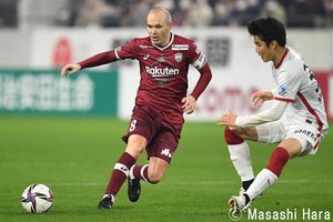 「歩いてるだけじゃん、なんかあった?」ヴィッセル神戸・イニエスタのあまりにも自然すぎる「リフティング歩行」が話題に!【動画】の画像