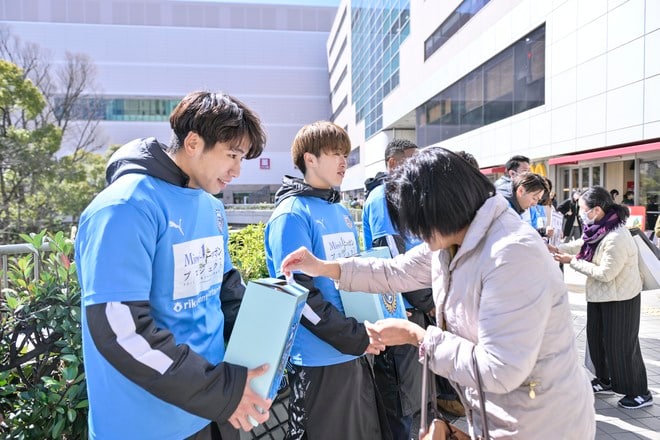 J1川崎の京都戦先発10選手が試合翌日に新百合ヶ丘駅前で募金活動……東日本大震災への支援呼びかけ、大勢の人が賛同の画像