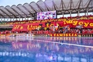 「勝利の女神が来てたのかー」真っ赤なユニ&スタグル堪能で雨中の逆転劇を見届けたアイドルに反響!「アンバサダーの鏡です!」「アイドルのユニ姿は破壊力あり過ぎ」の声の画像