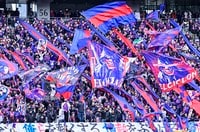 大物加入に｢マジでキターーー！｣元レアル＆U-21スペイン代表FWの来日映像公開にFC東京サポが熱狂！ 九尾の狐Tシャツ＆背番号99ユニ披露に｢イカしたTシャツ着てるね｣｢人柄も良さそう｣