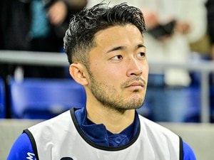 「城之内いるやん笑」「輝き方が最高」日本代表の到着ショットで菅原由勢が注目の的に！「何しても面白い」「最高すぎるw」とファンの笑いを誘うの画像