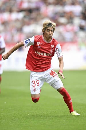 「ここで倒れないのすげーな」FW起用のサッカー日本代表・伊東純也が強さと巧さで｢2戦連続のゴール｣決めた！  最前線で結果を出し続け、森保ジャパンの新たなオプションにも期待抱かせる好プレー！【動画】の画像