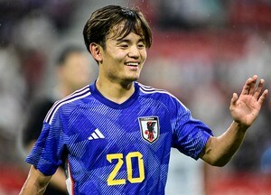 「タケと三笘の抱擁...たまらん...」久保建英と三笘薫の「ハイタッチ→ハグのピッチレベル映像」が大反響！ エルサルバドル戦で見せた2人が喜びを共有の画像