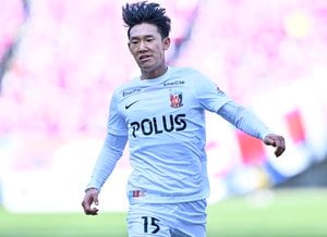 「マンガみたい」浦和DF明本の「逆転ジャンピングボレー」に絶賛の声！ 鮮烈ゴールに、癖の強い喜び方のチームメイトにも視線が注目の画像