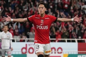 ｢美背中も美腹も素敵｣浦和MF渡邊凌磨の元“おはガール”美人モデル妻、背中開きコーデ＆夫婦ショット公開｢電車使ってること知れて嬉しい｣の声もの画像