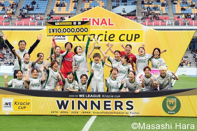 ベレーザ歓喜の瞬間にレジェンド2人も駆けつけた！｢サッカーの神様っているんですね｣今季限りで引退のDF岩清水梓が息子と掲げた優勝トロフィー【RB大宮アルディージャWOMEN vs日テレ・東京ヴェルディベレーザ】激闘PHOTOギャラリーの画像007